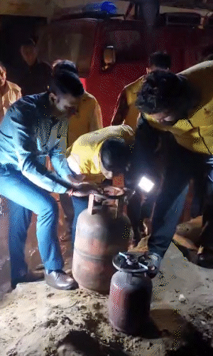 आग बुझाने के बाद ऊपरी मंजिल पर बने 4 कमरों से 7 गैस सिलेंडर बरामद किए गए।