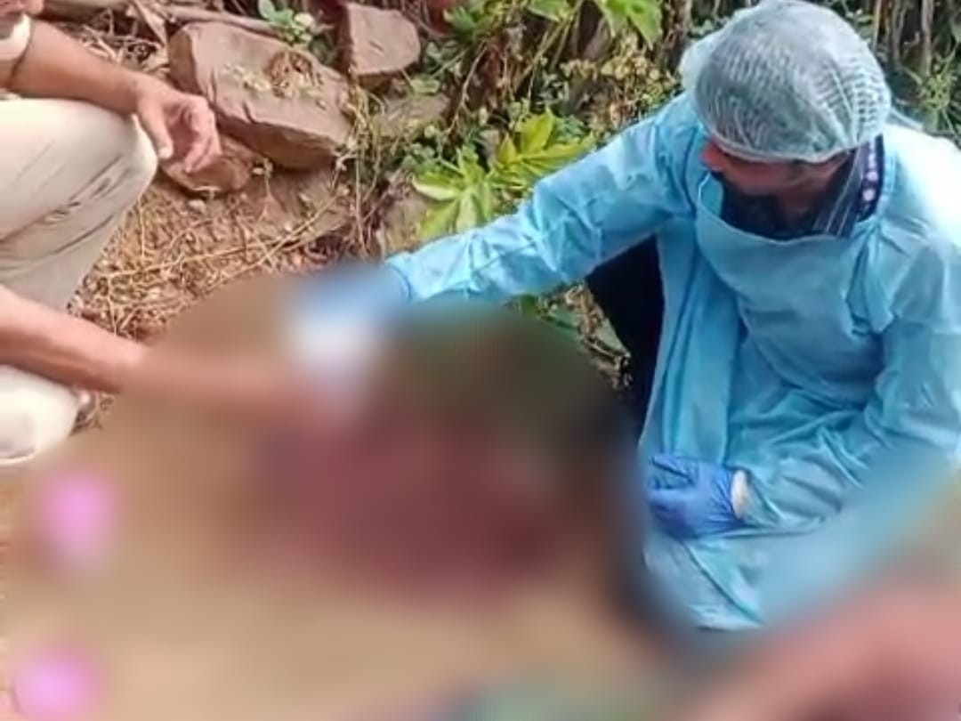 पत्नी से अवैध संबंध के शक में पति ने युवक को चाकू से हत्या कर दी।