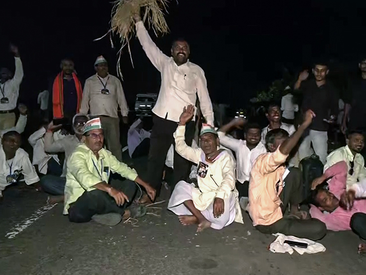 प्रदर्शन में बुजुर्ग भी शामिल हुए और कर्जमाफी के नारे लगाए।