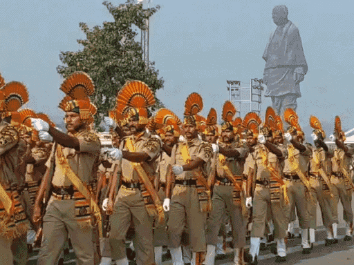 बुधवार को जवानों ने स्टैच्यू ऑफ यूनिटी पर एकता परेड की रिहर्सल की।