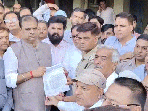 सिंधी समाज ने अमित बघेल के खिलाफ रायपुर के सिविल लाइन थाने में सौंपा ज्ञापन।