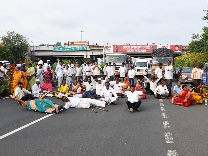महिलाओं ने सड़क पर लेटकर प्रदर्शन किया।