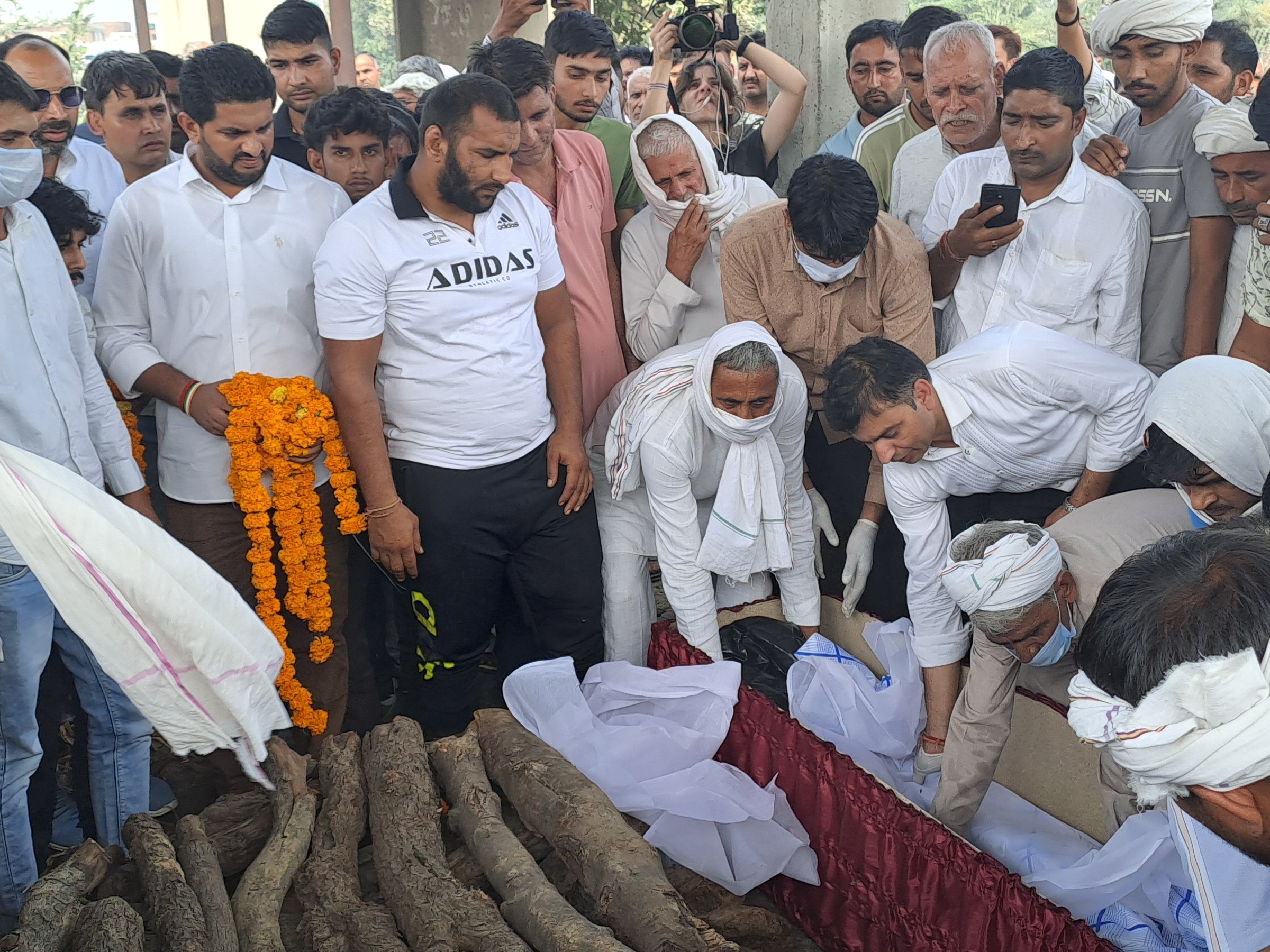 सोनू के शव का गांव में अंतिम संस्कार किया गया। इस दौरान बड़ी संख्या में ग्रामीण मौजूद रहे।