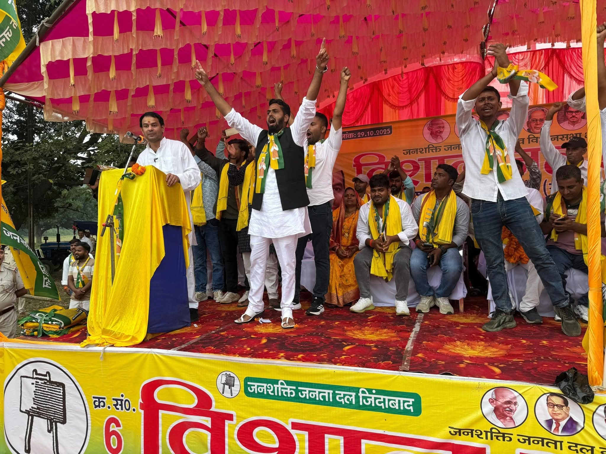 तेज प्रताप यादव बोले, ‘मैं ही बनूंगा असली लालू’:  ब्लैकबोर्ड पर लिखेंगे बिहार की नई कहानी, हजारों की भीड़ जुटी, सत्ता और विपक्ष – Buxar News