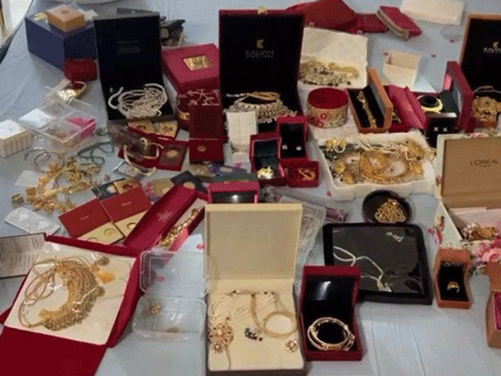 रेड के दौरान भुल्लर की कोठी से कैश के साथ गहने मिले थे।