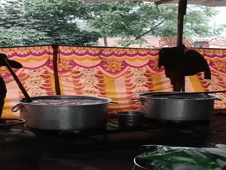 मंदिर परिसर में भोजन प्रसादी तैयार की जा रही है।