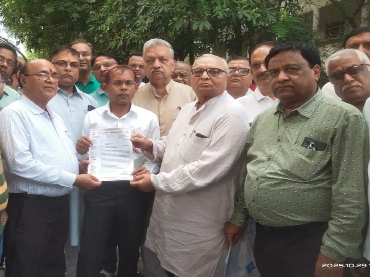 Protest against Amit Baghel in Bilaspur | बिलासपुर में अमित बघेल के खिलाफ प्रदर्शन: विवादित टिप्पणी को लेकर सिंधी और अग्रवाल समाज का भड़का आक्रोश, रैली निकालकर की गिरफ्तारी की मांग - Bilaspur (Chhattisgarh) News 4 735b508c e569 48a8 a211 c58855f1fc64 1 1761744638