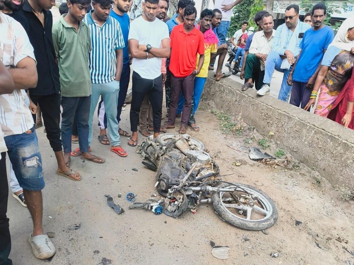 ट्रक के नीचे आने से बाइक चकनाचूर हो गई। 2 युवकों ने मौके पर दम तोड़ दिया।