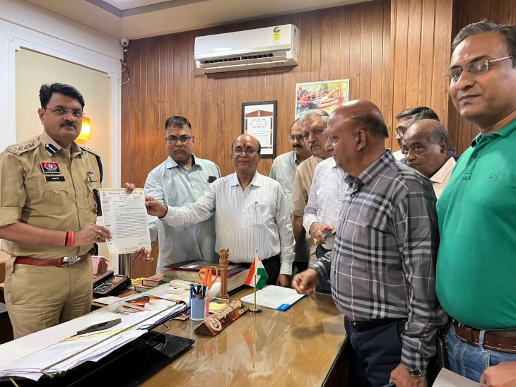 Protest against Amit Baghel in Bilaspur | बिलासपुर में अमित बघेल के खिलाफ प्रदर्शन: विवादित टिप्पणी को लेकर सिंधी और अग्रवाल समाज का भड़का आक्रोश, रैली निकालकर की गिरफ्तारी की मांग - Bilaspur (Chhattisgarh) News 3 बिलासपुर में अमित बघेल के बयान के खिलाफ अग्रवाल समाज ने पुलिस अधीक्षक को ज्ञापन सौंपा।