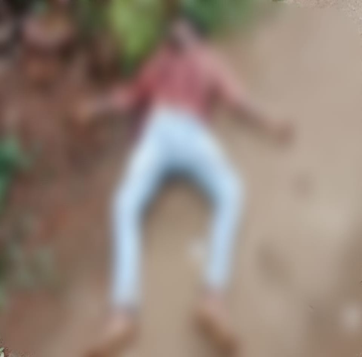 युवक का खून से लथपथ शव मातर मड़ई के कार्यक्रम स्थल से करीब 200 मीटर दूर मिला।