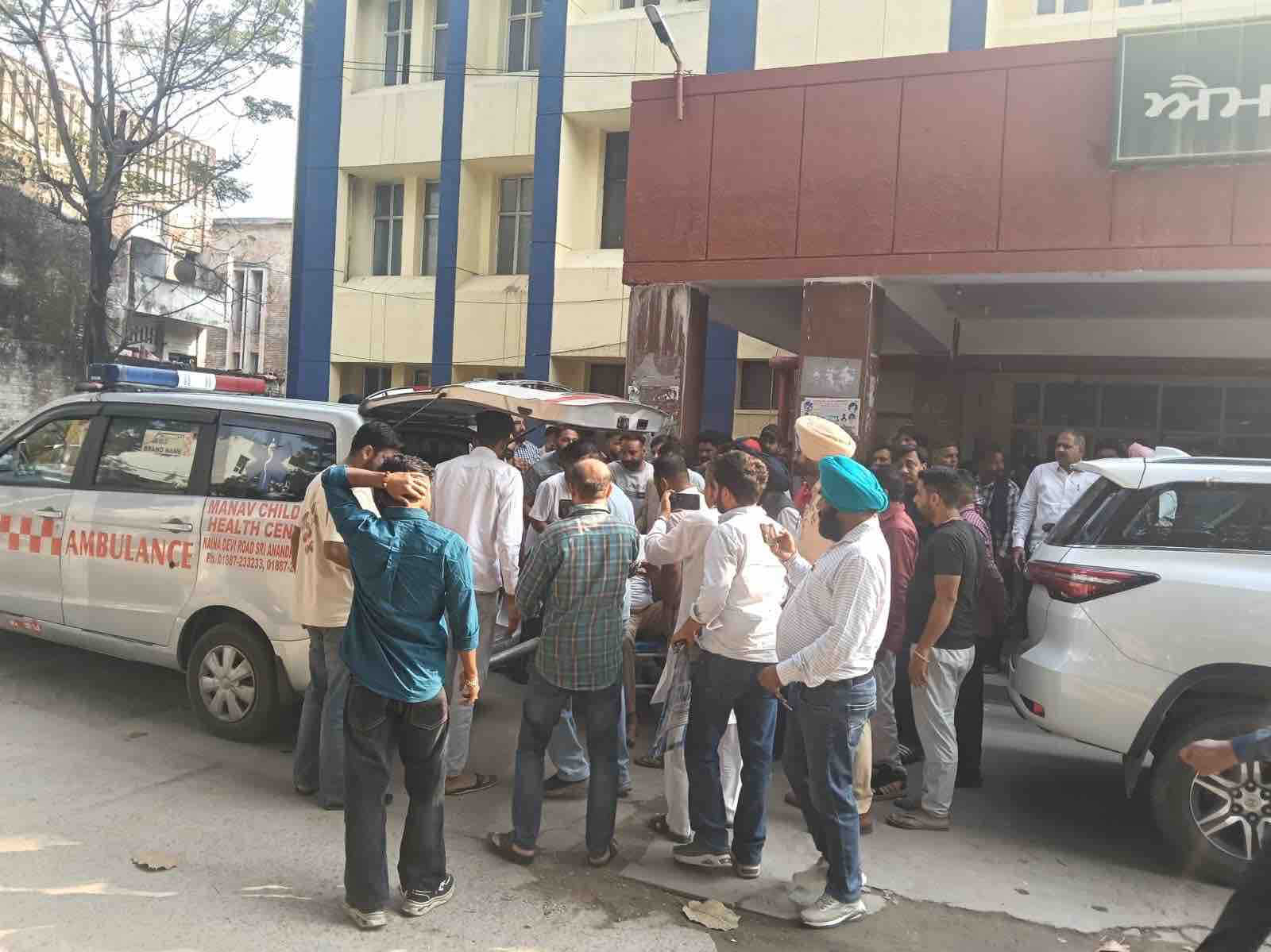 गोली लगने के बाद नितिन नंदा को सिविल अस्पताल आनंदपुर साहिब लाया गया।