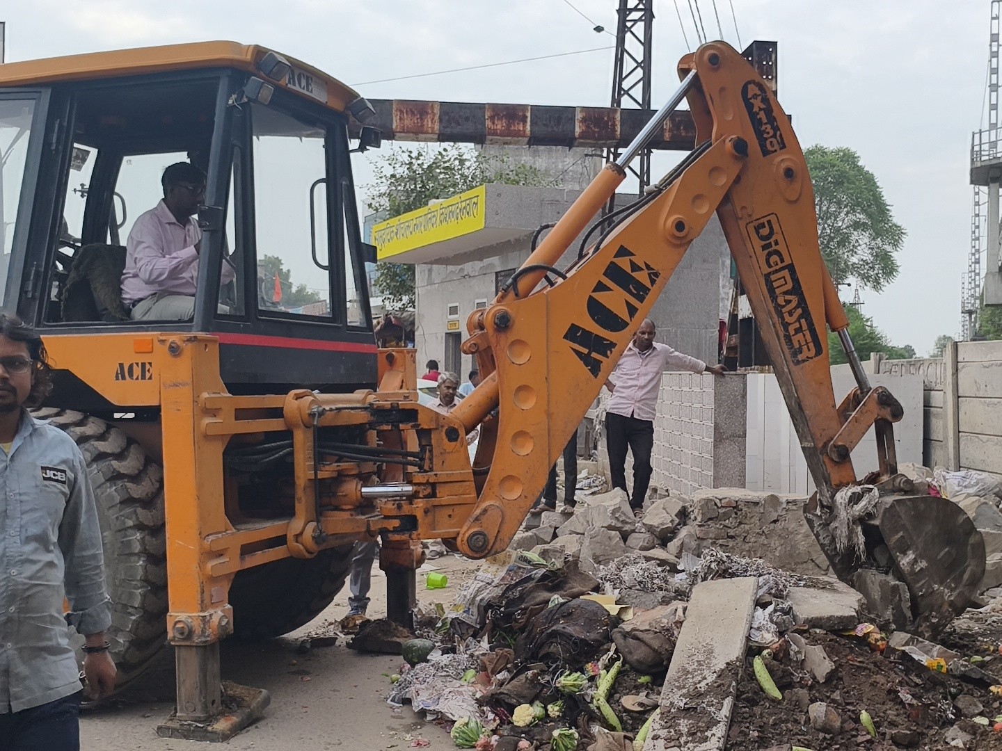 नगर पालिका प्रशासन ने रेलवे फाटक के पास सड़क पर फैले अतिक्रमण को हटाने की कार्रवाई की।