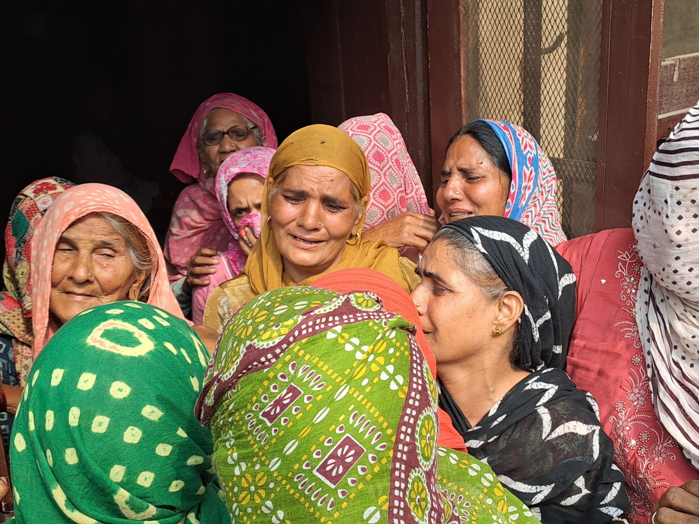 मदनहेड़ी में सोनू की माैत पर विलाप करते हुए परिवार की महिलाएं।