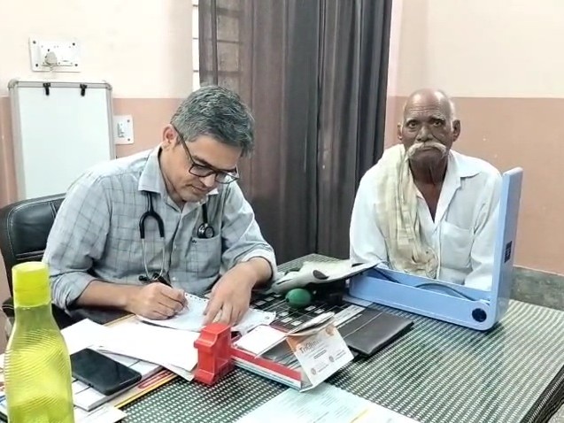 सीनियर स्पेशलिस्ट डॉ. राकेश फगेड़िया ने दी सावधानी रखने की सलाह।