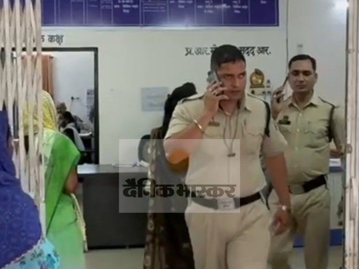 Teacher molested student on the pretext of tuition | टीचर ने ट्यूशन के बहाने स्टूडेंट से की छेड़छाड़: परिजनों की शिकायत पर मामला दर्ज, आरोपी की तलाश जारी - Korba News 1 b6aa9f05 cfa0 43e1 a4e9 0876d29cd478 1761745200109