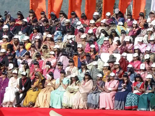 तस्वीर पिछले साल की है। एकता दिवस के मौके पर पीएम केवडिया पहुंचे थे।