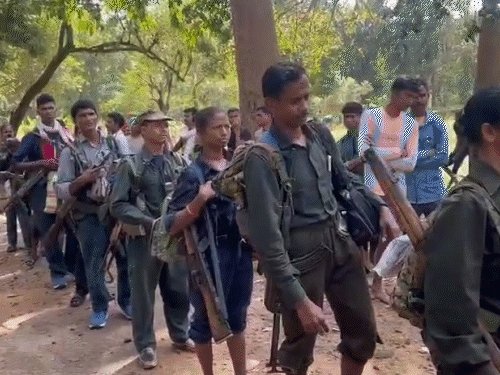 जंगल से निकलकर सभी नक्सली सरेंडर करने कांकेर पहुंचे थे।