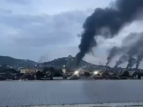 पुलिस ने हेलिकॉप्टर से हवाई हमले कर ड्रग माफिया के ठिकानों को निशाना बनाया।