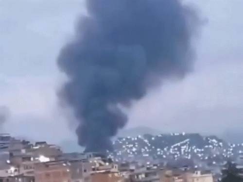 पुलिस के हमलों के बाद रियो में माफिया के ठिकाने जल गए। इनसे धुआं उठता नजर आया।