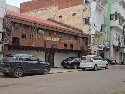 राजानांदगांव के राधाकृष्णन एजेंसी में छापेमारी की गई।