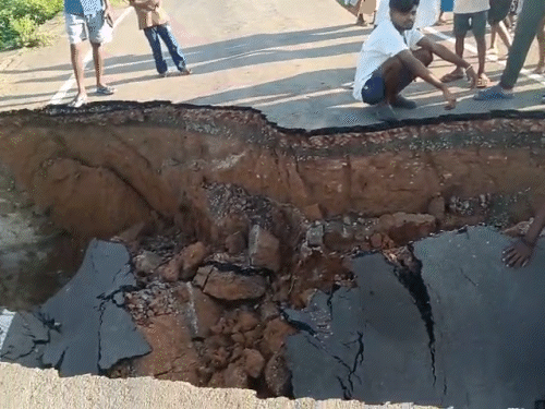 कोंडागांव जिले के ग्राम आदनार में बारिश से “बड़को नाला पुलिया” टूट गया।