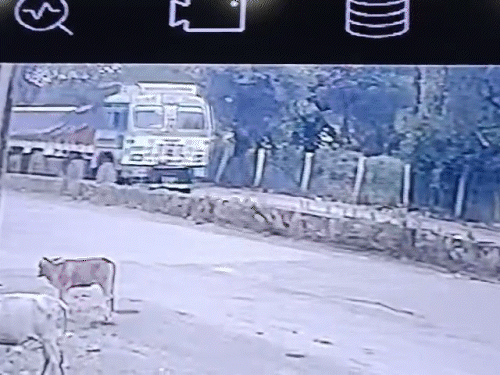 युवकों को रौंदने के बाद ट्रक तेजी से आगे निकल गया।