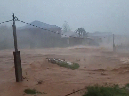 Heavy rains continue in Jamaica due to Hurricane Melissa, due to which a flood situation has arisen.