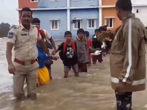 नालगोंडा में एक स्कूल में पानी भर गया। बच्चों को सुरक्षित बाहर निकाला गया।