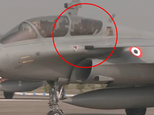 राफेल ने सुबह 11 बजकर 14 मिनट पर टेक ऑफ किया और करीब डेढ़ घंटे बाद दोपहर 12 बजकर 44 मिनट पर लैंड किया।