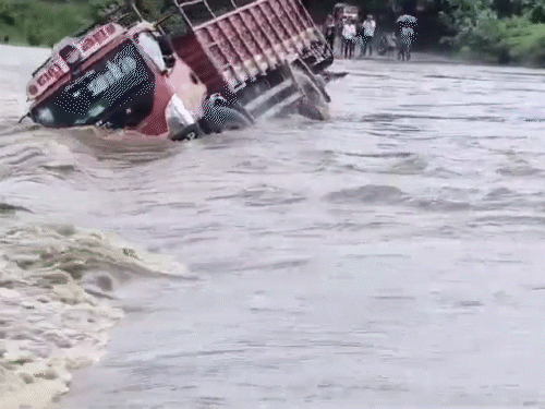 खम्मम जिले में एक लॉरी पानी के तेज बहाव में बह गई।