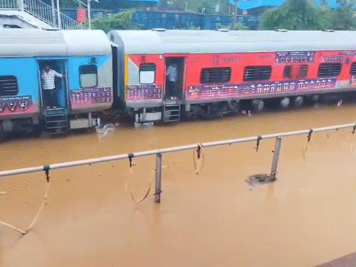 महबूबाबाद जिले के डोरनकल रेलवे स्टेशन पर पानी भर गया।