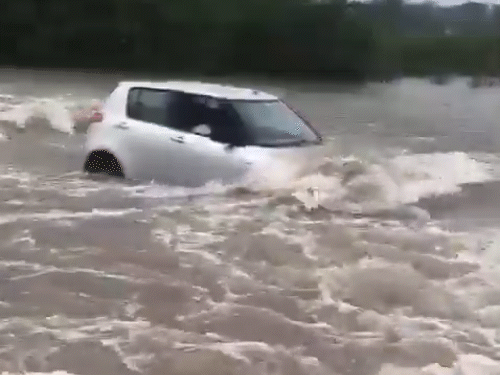 तेलंगाना के नागरकुर्नूल जिले में नदी पर बने निचले पुल को पार करते समय एक कार बह गई।