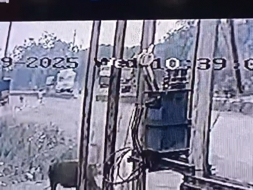 ओवरटेक करते समय चारों बाइक सवार ट्रक के पहिए के नीचे आ गए।