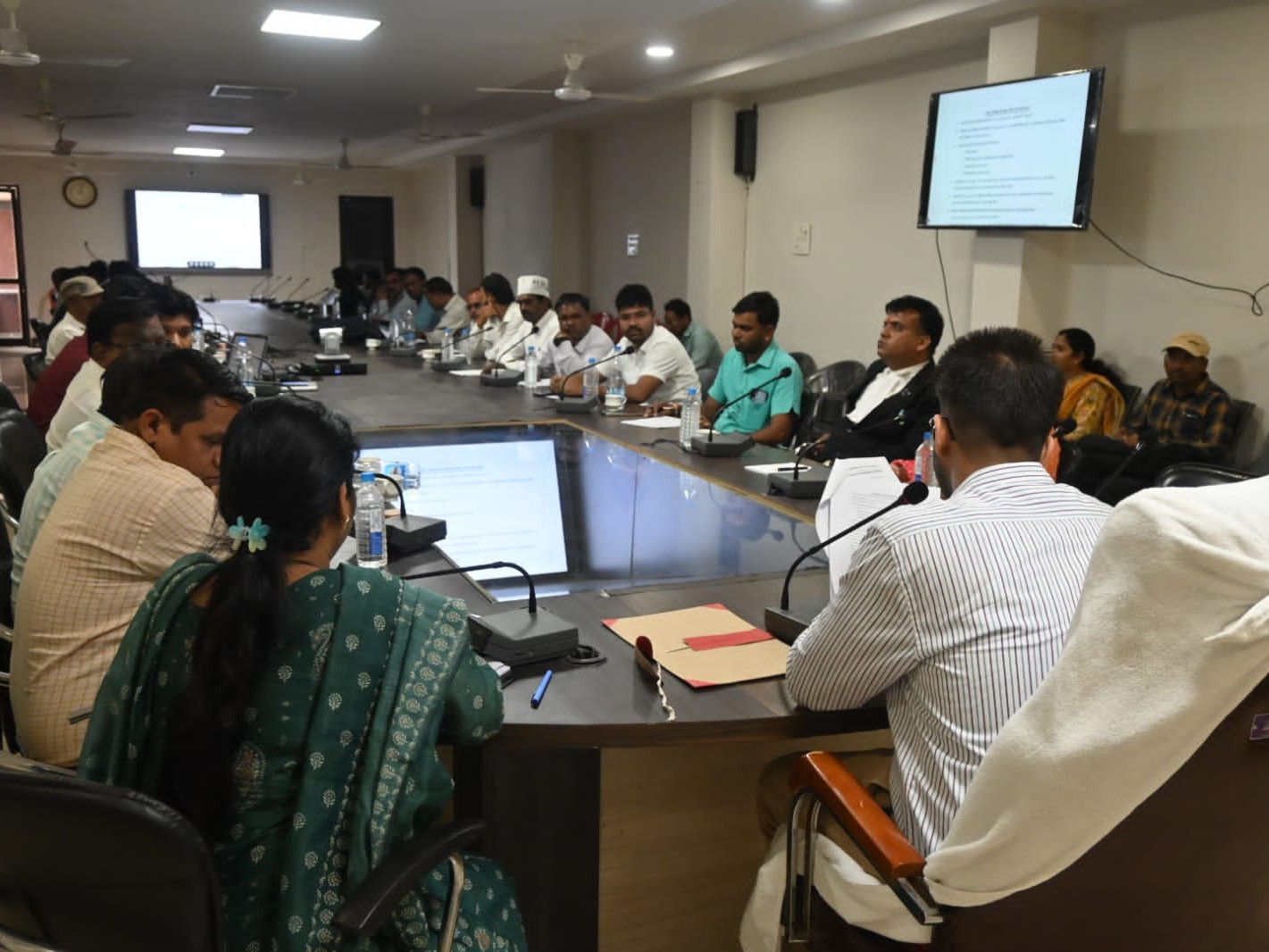 Collector's meeting on special revision of voter list | मतदाता सूची विशेष पुनरीक्षण पर कलेक्टर की बैठक: राजनीतिक दलों से सहयोग की अपील, बीएलए प्रशिक्षण 3 नवंबर तक पूरा करने का निर्देश - baloda bazar News 1 da15494b e60a 4da6 ab87 b345099ee735 1761740284598