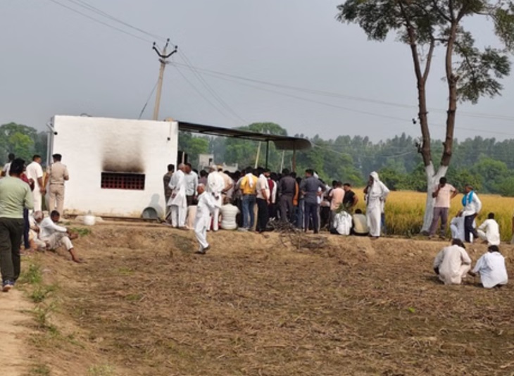 कोठड़े से धुआं निकलते देख ग्रामीण मौके पर पहुंचे तो दोनों युवकों के शव चारपाई पर पड़े मिले।