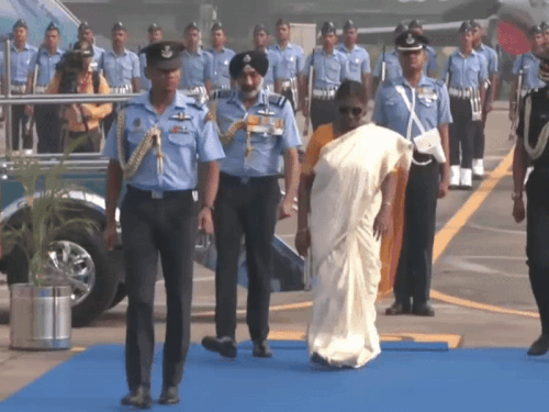 अंबाला एयरफोर्स स्टेशन पहुंचने पर एयर चीफ मार्शल अमर प्रीत सिंह ने राष्ट्रपति द्रौपदी मुर्मू का स्वागत किया।