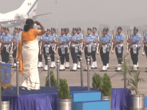 राष्ट्रपति द्रोपदी मुर्मू सुबह 9.15 बजे अंबाला एयरफोर्स स्टेशन पहुंचीं। यहां एयरफोर्स के जवानों ने उन्हें गार्ड ऑफ ऑनर दिया।