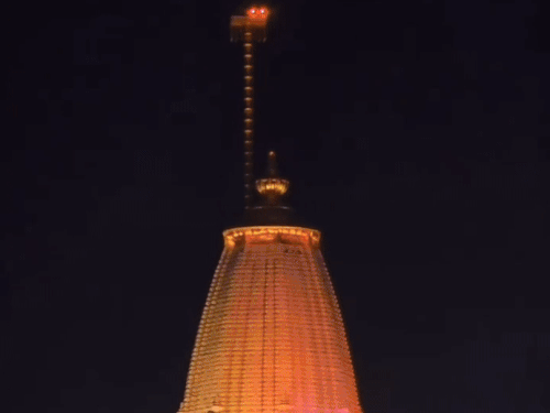 राम मंदिर के शिखर पर लगेगा केसरिया ध्वज। यह पैराशूट फैब्रिक से बना है। तेज हवाओं और आंधी-तूफान में भी इसे कोई नुकसान नहीं होगा। - Dainik Bhaskar