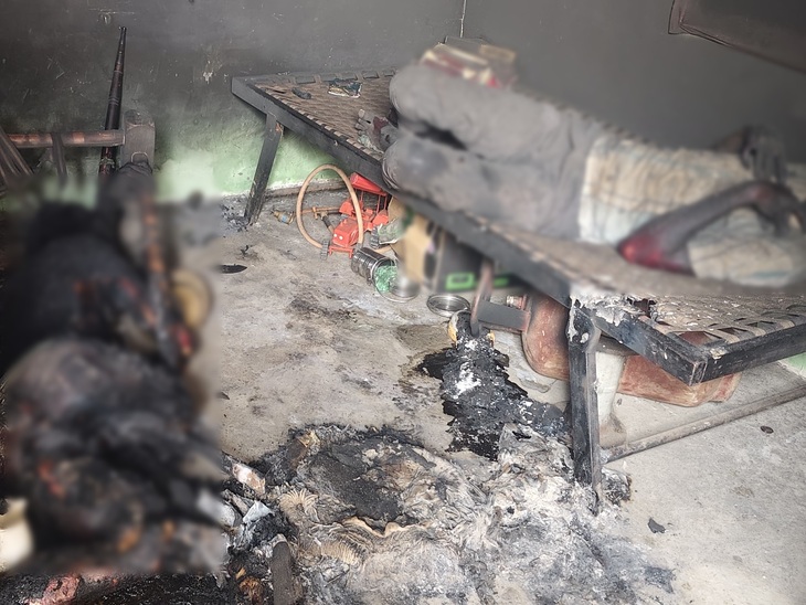 एक युवक बुरी तरह से जली हालत में मिला, जबकि दूसरा भी झुलसा है।