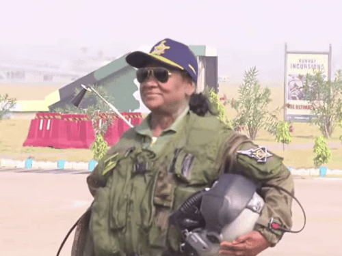 अंबाला एयरफोर्स स्टेशन पर राफेल में उड़ान भरने से पहले राष्ट्रपति ने फाइटर प्लेन सूट पहना।