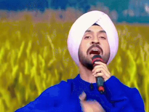 मैं हूं पंजाब गीत गाते हुए स्टेज पर आते दिलजीत दोसांझ।