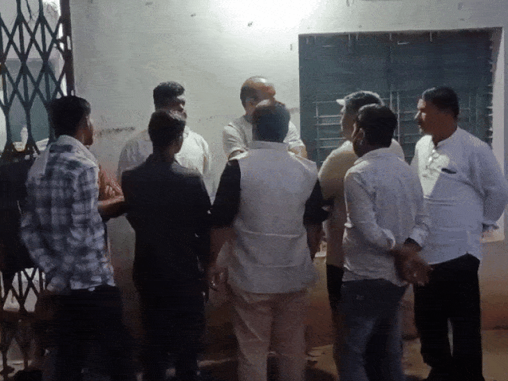 वीडियो सामने आने के बाद दिवाकर द्विवेदी ने थाने में शिकायत की है।