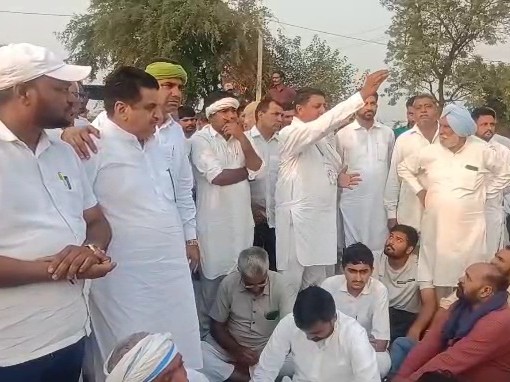 किसानों ने जलभराव की समस्या पर भी गहरी नाराजगी जताई।