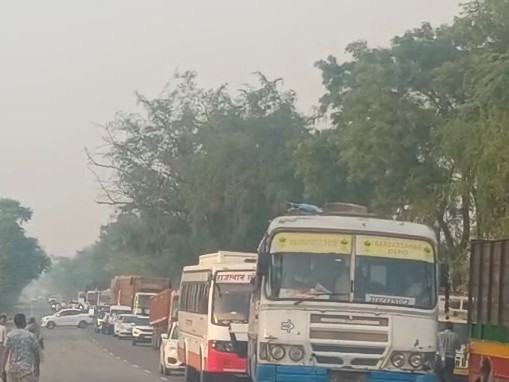 किसानों के धरने से हाईवे हुआ जाम, लगी वाहनों की लाइन।