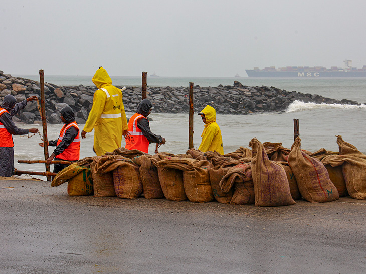 तमिलनाडु: चेन्नई में चक्रवात मोन्था के असर से एन्नोर की कोस्टल लाइन की सुरक्षा के लिए किनारे पर रेत की बोरियां रखी गईं।