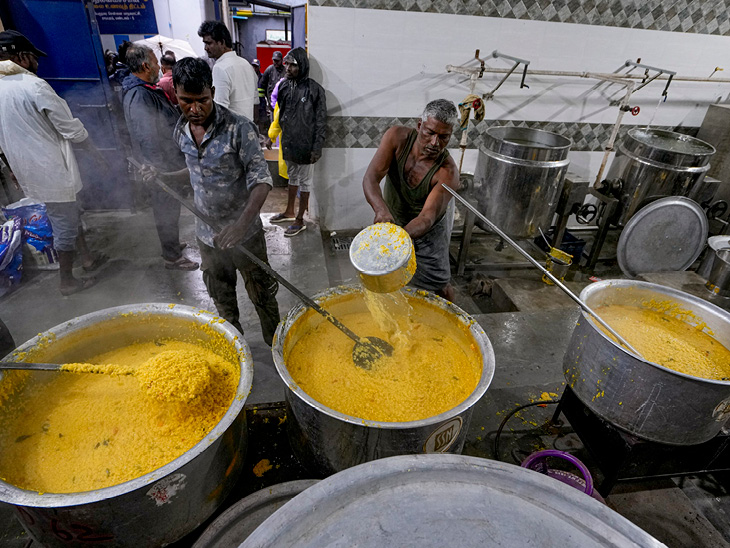 तमिलनाडु: ग्रेटर चेन्नई कॉर्पोरेशन (जीसीसी) के कार्यकर्ताओं ने राहत शिविर में जरूरतमंदों के लिए खाना तैयार किया।