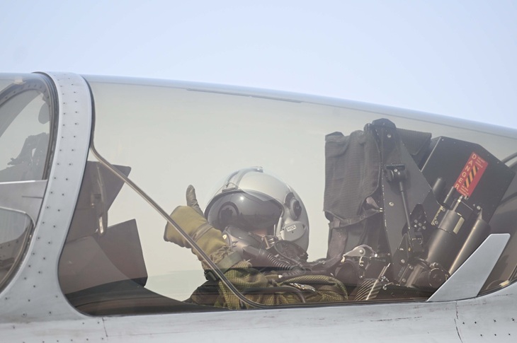 राष्ट्रपति द्रौपदी मुर्मू ने राफेल में उड़ान भरते हुए थम्स अप किया।