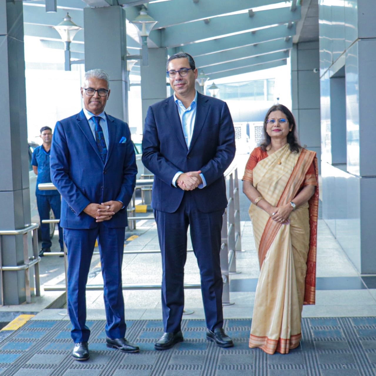 नई दिल्ली में कमिश्नर मनीष (बाएं) और साउथ यूरोप की जॉइंट सेक्रेटरी अल्पना दुबे (दाएं) ने कोम्बोस का स्वागत किया।