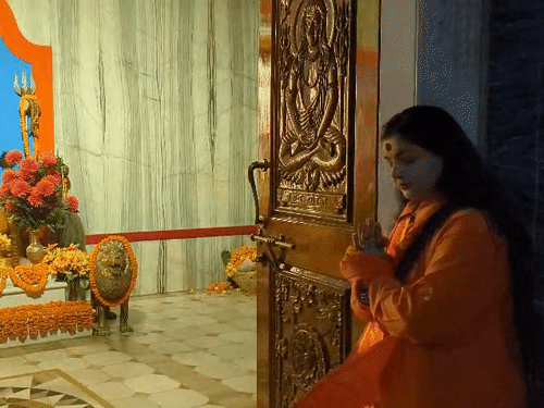 ममता ने बाबा गोरक्षनाथ के दर्शन किए और पूजा-अर्चना की।