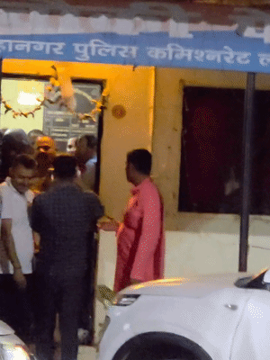 पेपर मिल कॉलोनी पुलिस चौकी से एंटी करप्शन ब्यूरो की टीम ने दरोगा को धक्का देकर निकाला था।